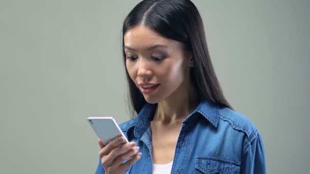 Emocionado Mujer Asiática Sosteniendo Teléfono Inteligente Jugando Juego Móvil Feliz — Vídeo de stock