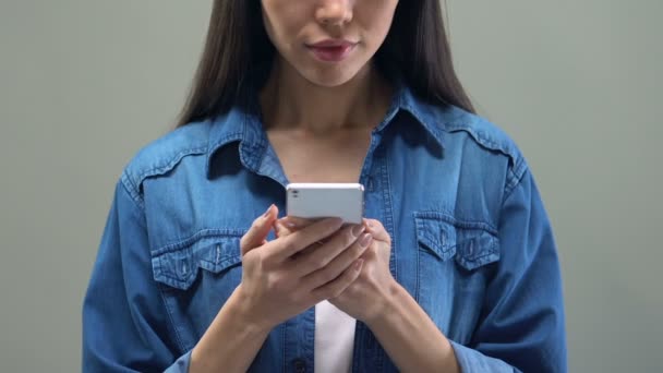 Mujer Asiática Leyendo Mail Teléfono Inteligente Mostrando Signo Confirmación Trabajo — Vídeo de stock