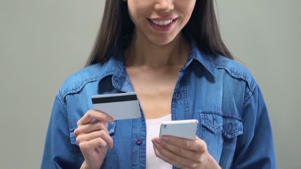 亚洲女士持有智能手机和信用卡 网上银行服务 — 图库视频影像
