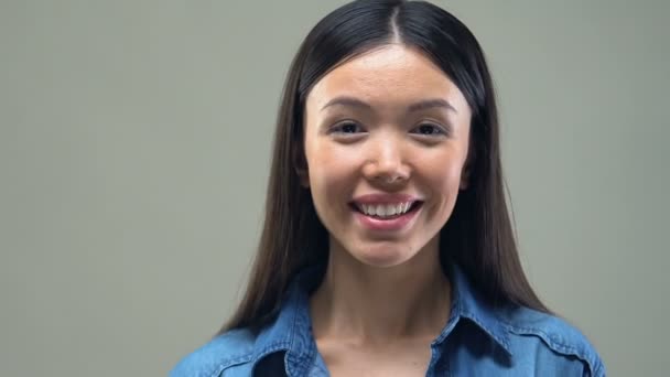 Podekscytowany Asian Kobieta Trzyma Karty Kredytowej Najlepszych Usług Bankowych Przelew — Wideo stockowe
