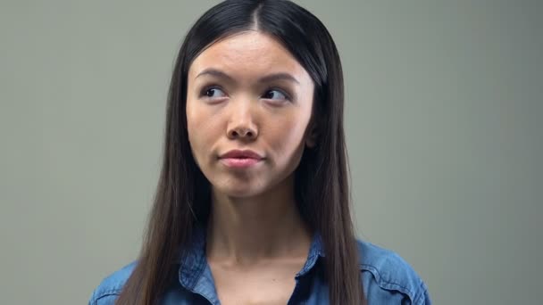 Nadenkend Aziatische Vrouw Aanraken Van Kin Denken Het Leven Tegen — Stockvideo