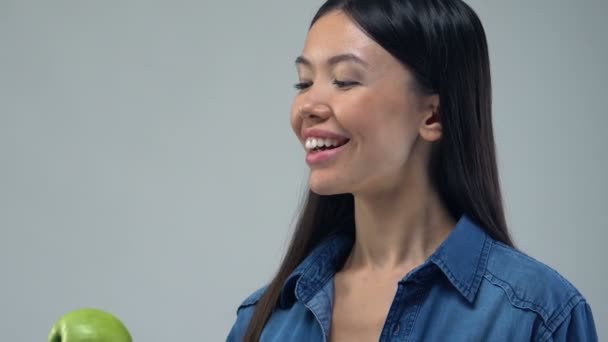 Glimlachend Aziatisch Meisje Bedrijf Groene Appel Caloriearm Voedsel Vitamines Mineralen — Stockvideo
