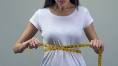 Asyalı kadın bel bandı-line, kilo kaybı diyet kavramı hakkında mutlu ile ölçme