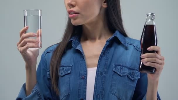 Mujer Asiática Eligiendo Entre Vaso Agua Bebida Carbonatada Duda — Vídeos de Stock