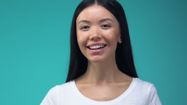 Χαμογελώντας Ασιατική Γυναίκα Δείχνει Εντάξει Χειρονομία Που Απομονώνονται Μπλε Φόντο — Αρχείο Βίντεο