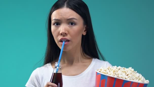 Aziatisch Meisje Met Pop Corn Zoete Drank Kijken Naar Enge — Stockvideo