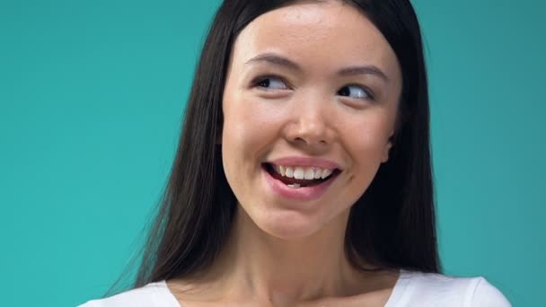 Förförisk Asiatisk Kvinna Flirta Tittar Män Isolerad Blå Bakgrund — Stockvideo