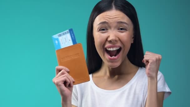 Femme Asiatique Excitée Détenant Passeport Billets Avion Travail Étranger Émigration — Video