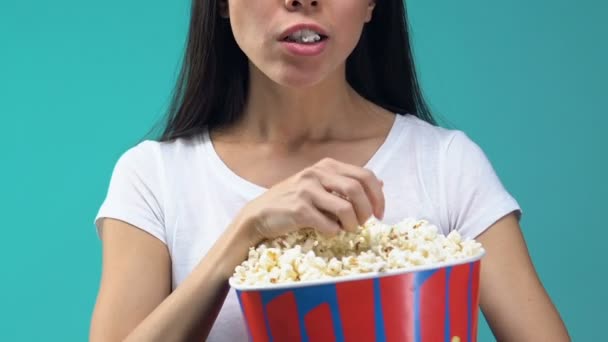 Młoda Kobieta Popcornu Uważnie Oglądać Show Przejadanie Się Fast Foodów — Wideo stockowe