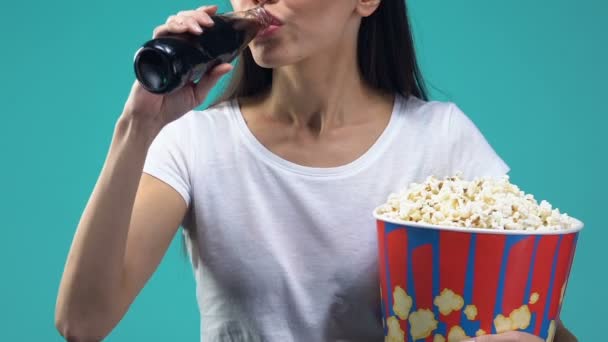 映画を見て感銘を受けた女性ポップ コーンを押し 甘い飲み物を飲む — ストック動画