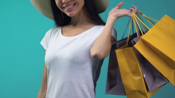 Jovencita Sosteniendo Bolsas Compras Tarjeta Crédito Pago Por Compra Venta — Vídeos de Stock