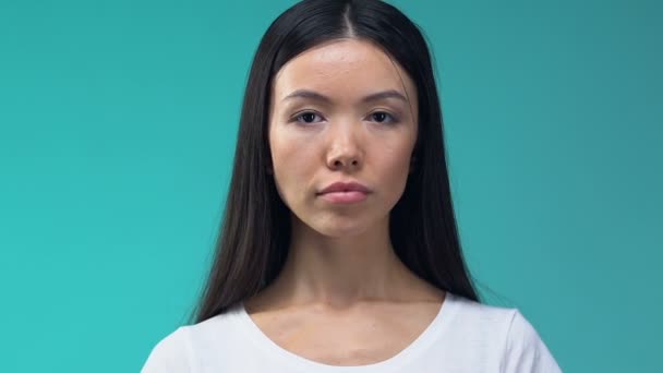 Serious Asian Lady Mostrando Relógio Para Câmera Gerenciamento Tempo Horário — Vídeo de Stock