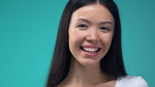 Sorrindo Asiático Senhora Fechar Olho Com Pirulito Forma Coração Brincando — Vídeo de Stock