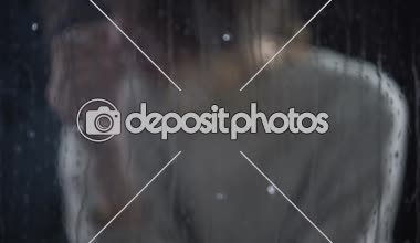 Zavallı kadın yağmurlu pencere, depresyon arkasında Sigara İçilmeyen ağlıyor