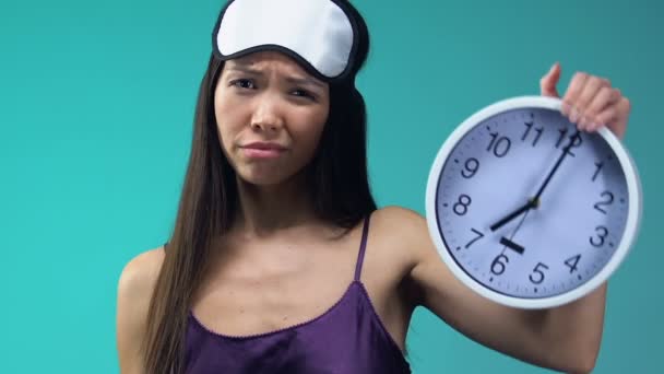 Tired Asian Woman Pajamas Eye Mask Showing Clock Hard Morning — Stock Video