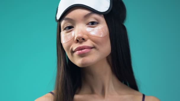 Žena Pásky Přes Oko Spící Maska Pohledu Kamery Beauty Procedury — Stock video