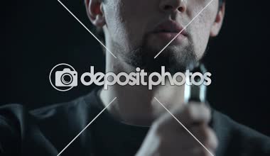 Elektronik sigara duman halkaları, modern gadget üfleme ile kendine güvenen adam