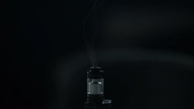 Duman akan elektronik sigara atomizer, vaping süreç, yakın çekim