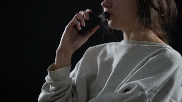 Žena Kašel Elektronické Cigarety Aerosolu Pokus Špatné Kouření Detail — Stock video
