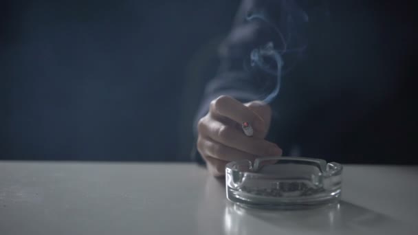 Donna Affari Fumare Sigarette Gettare Cenere Nel Vassoio Concentrarsi Sul — Video Stock