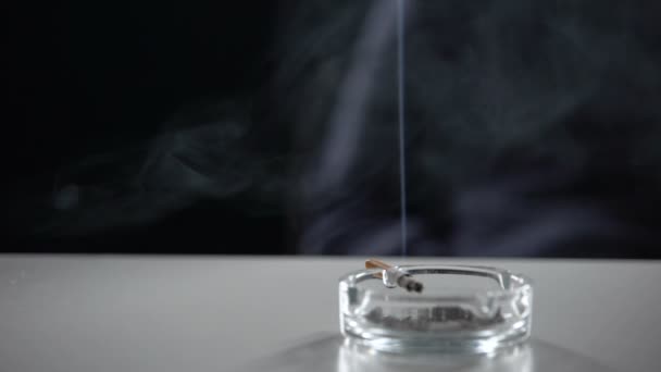 Τσιγάρο Που Καίει Στο Τασάκι Που Απομονώνονται Σκούρο Φόντο Τον — Αρχείο Βίντεο