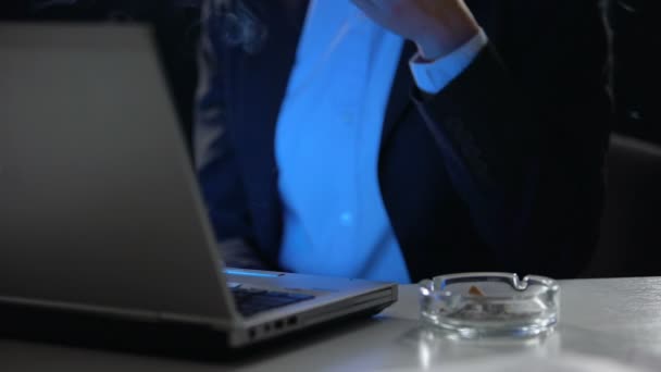 Kobiece Manager Działa Laptopie Rzucanie Papierosów Wtracasz Popielniczka Zbliżenie — Wideo stockowe