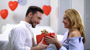 Baştan çıkarıcı genç erkek kırmızı hediye kutusu sürpriz erkek arkadaşına veren yıldönümü