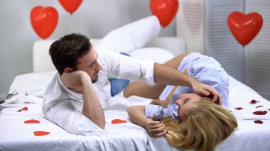 Mutlu sevgi dolu karı koca birlikte vakit, birbirimizi okşama