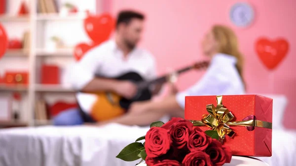 Cadeau Bouquet Roses Couché Dans Chambre Homme Jouant Guitare Dame — Photo