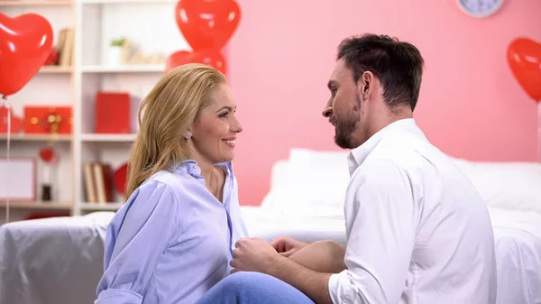 Casal Apaixonado Ter Preliminares Homem Carinhosamente Acariciando Senhora Tentação — Fotografia de Stock