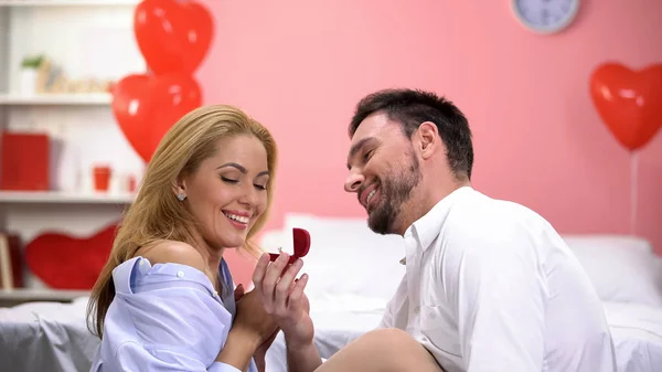 Homem Feliz Apresentando Seu Anel Noivado Namorada Dia Dos Namorados — Fotografia de Stock