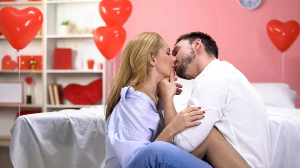 Passionerade Mannen Ömt Kysser Lady Efter Romantisk Natt Söta Kärlek — Stockfoto