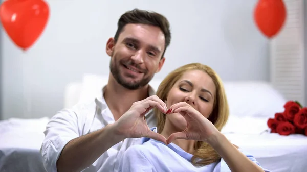 Sorrindo Casal Feliz Olhando Para Câmera Fazendo Coração Mãos Retrato — Fotografia de Stock