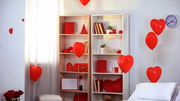 Habitación Decorada Con Globos Rojos Forma Corazón Sorpresa Romántica Estudio —  Fotos de Stock