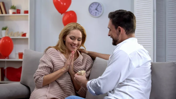 Hombre Dando Sorprendida Novia Pequeña Joyería Caja Regalo San Valentín — Foto de Stock