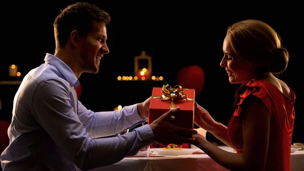 Mann Präsentiert Dame Rote Geschenkschachtel Valentinstag Überraschung Romantisches Abendessen — Stockfoto