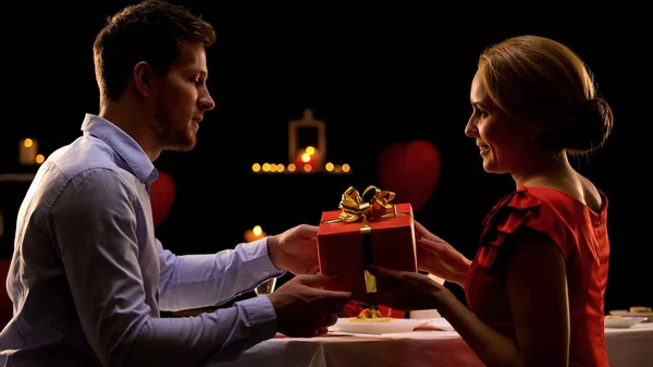 Szép Ami Piros Ajándék Doboz Meglepett Szeretett Ember Hogy Valentin — Stock Fotó