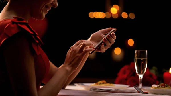 Senhora Sedutora Rolagem Aplicativo Smartphone Restaurante Homem Espera Encontro Cegas — Fotografia de Stock