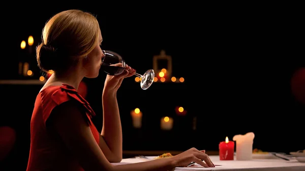 Einsamer Eleganter Mann Trinkt Wein Restaurant Trennt Sich Von Freund — Stockfoto