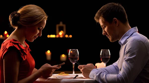 Uzależniony Pary Pomocą Smartfonów Ignorując Siebie Romantyczną Kolację — Zdjęcie stockowe