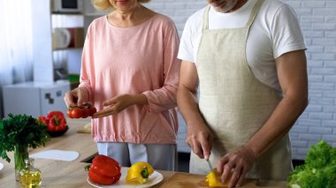 Olgun karı koca mutfakta, Aile geleneklerine vejetaryen yemek pişirme