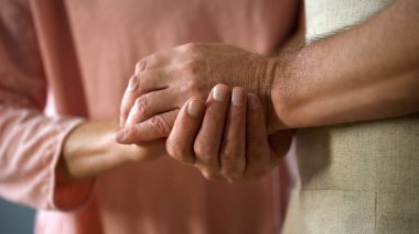 Emekli çift elele, aşk bağlantısı, Yaşlı koca ve karısı destek