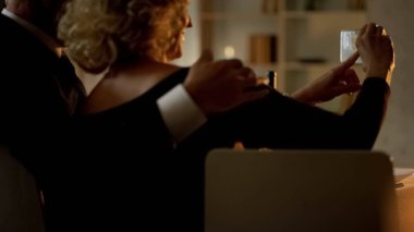 Yıldönümü lüks restoran kutlama romantik üst düzey çift alarak selfie