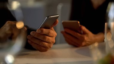 Tarih, sosyal ağlar app akıllı telefonlar içinde izlerken kadın ve erkek kriz