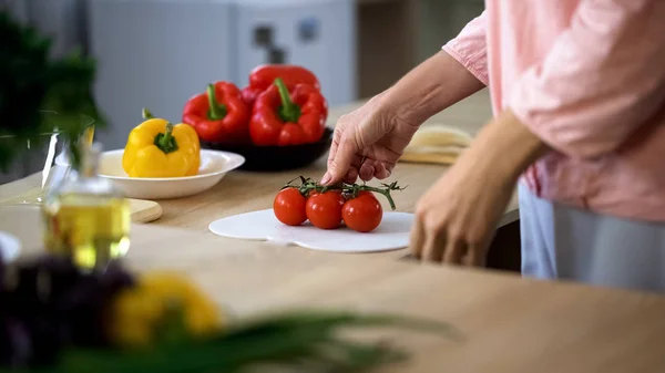 Housewife Holding Tomatoes Preparing Vegetarian Family Dinner Healthy Nutrition — Stock Photo, Image