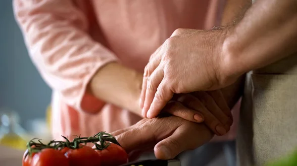 Älteres Ehepaar Kocht Traditionelle Vegetarische Mahlzeit Und Hält Händchen Familie — Stockfoto