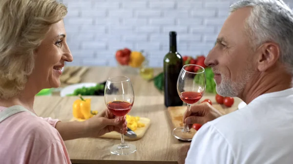 Coppia Romantica Pensione Con Bicchieri Vino Che Guardano Con Amore — Foto Stock