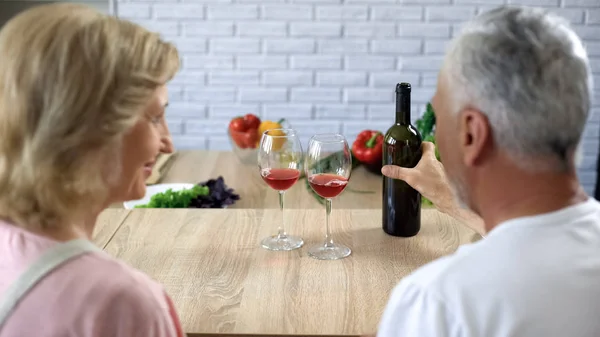 Oudere Man Houden Fles Wijn Wijn Aperitief Serveren Tijdens Diner — Stockfoto