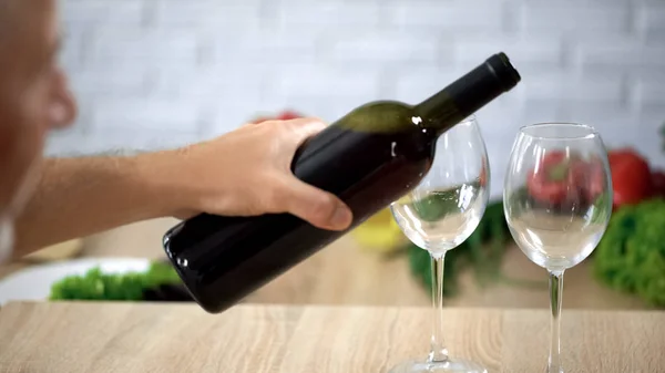Man Innehav Alkohol Flaska Hälla Vin Glasen Alkohol Dryck Koppla — Stockfoto