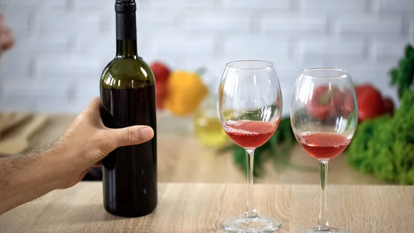 Mão Masculina Segurando Garrafa Vinho Copos Cristal Mesa Álcool Degustação — Fotografia de Stock